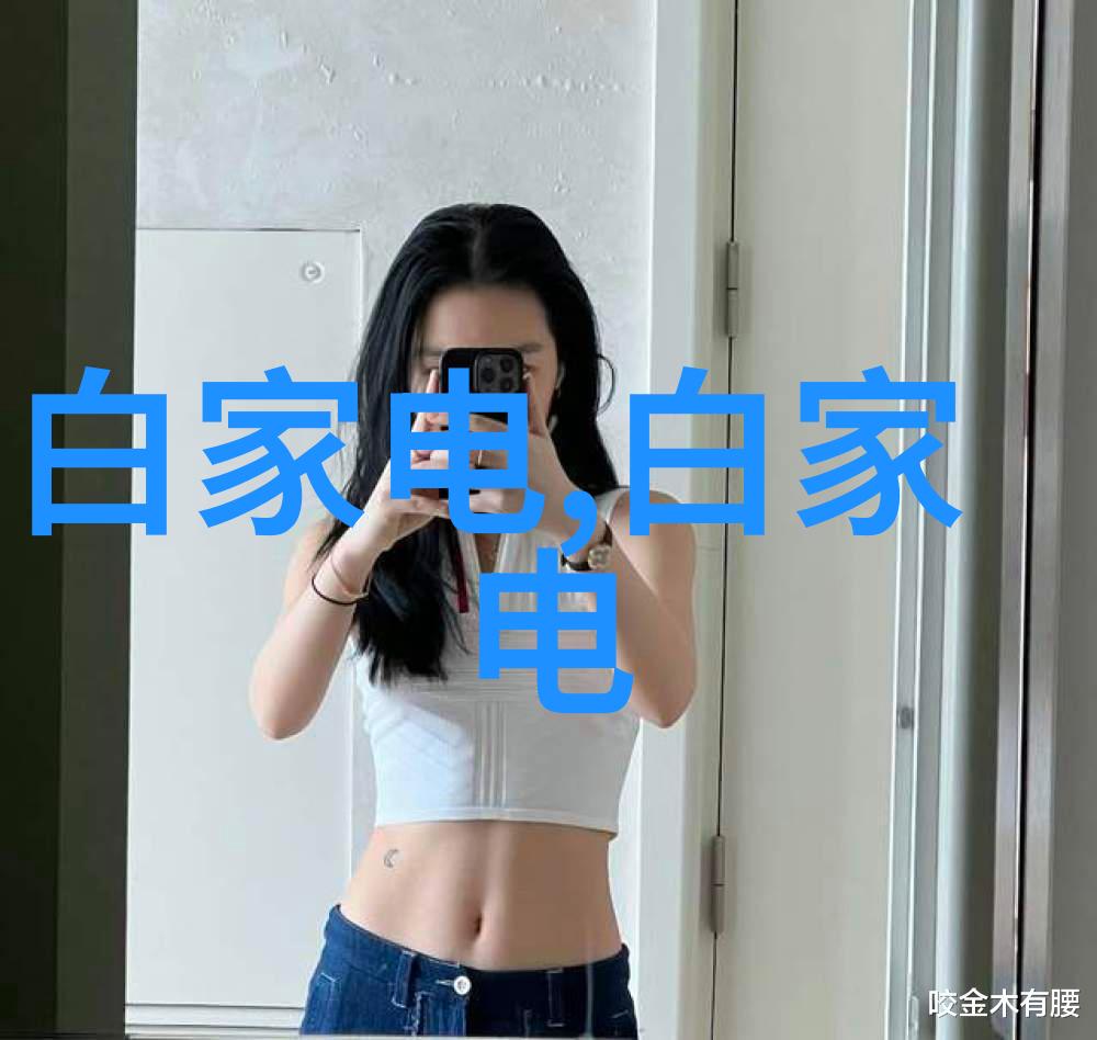 月光下的珠光戴珍珠耳环的少女